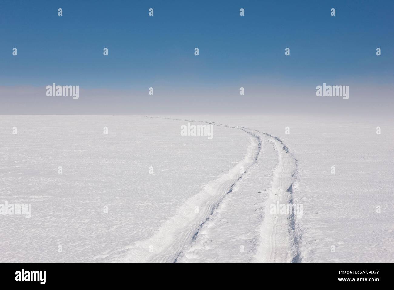 Tracce di auto su ghiaccio Vatnajokull Cap, Islanda Foto Stock