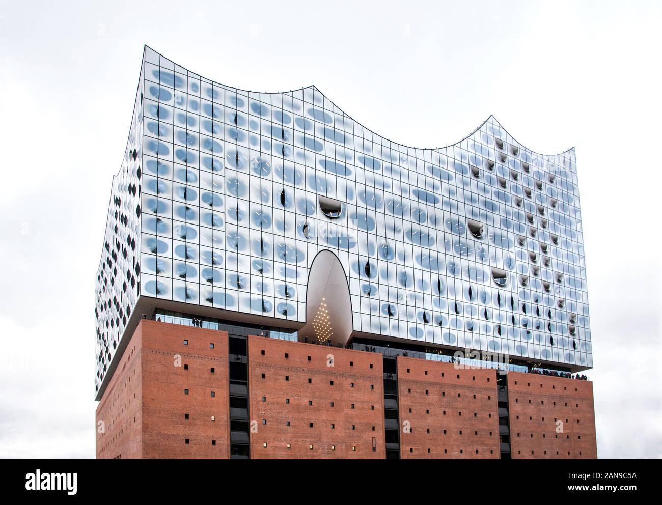 Basso angolo di vista Elbphilharmonie o Elbe Philharmonic Hall di Amburgo, Germania, in un giorno nuvoloso Foto Stock