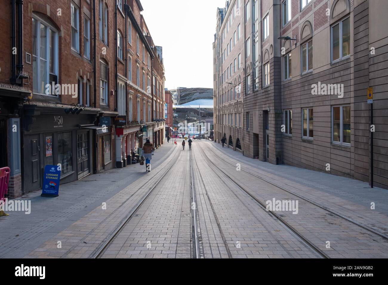 Piste di tram recentemente disposte a Pinfold Street, nel centro di Birmingham, West Midlands, Regno Unito, con la stazione di New Street sullo sfondo Foto Stock