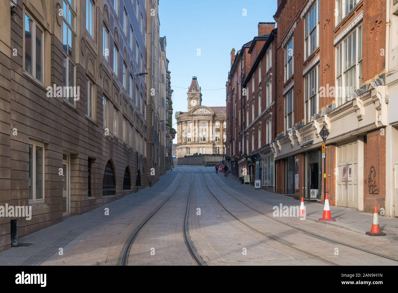 Piste di tram recentemente disposte a Pinfold Street, nel centro di Birmingham, West Midlands, Regno Unito Foto Stock
