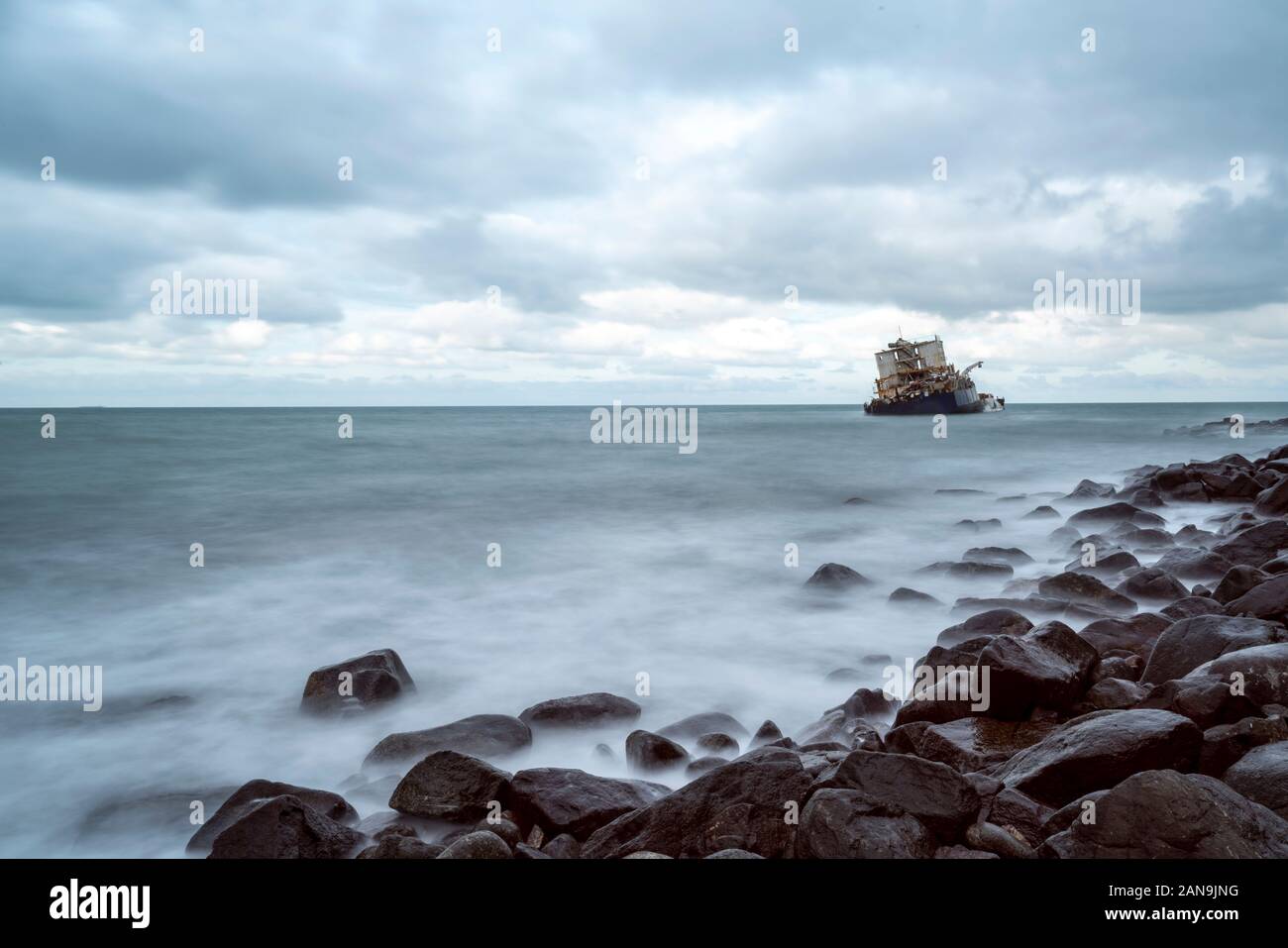 Affondato e abbandonato la nave in mare, lunga vista di esposizione Foto Stock