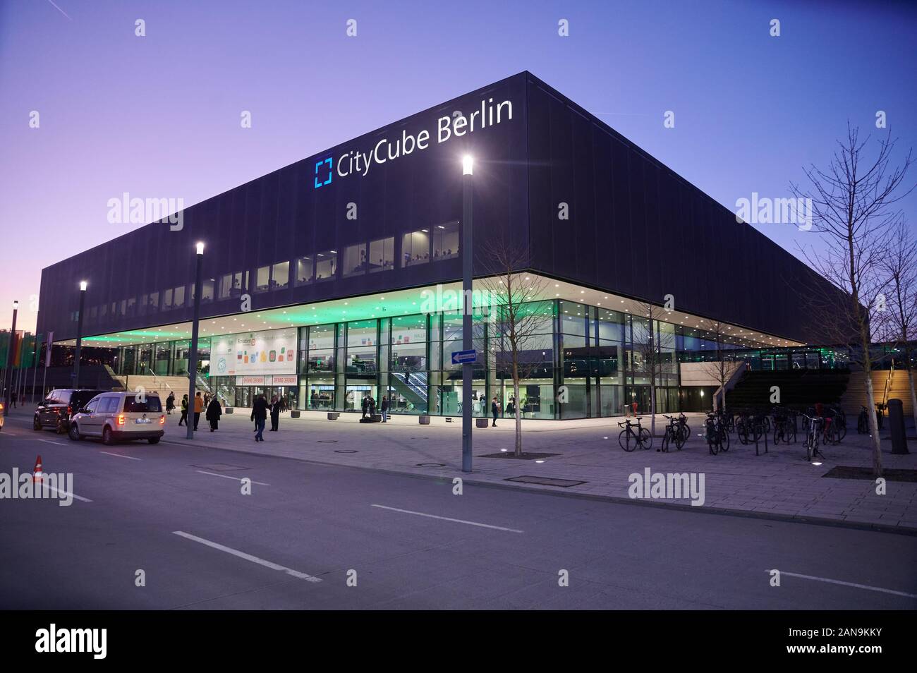 16 gennaio 2020, Berlin: Blu crepuscolo cielo sopra il CityCube Berlino. Foto: Annette Riedl/dpa Foto Stock