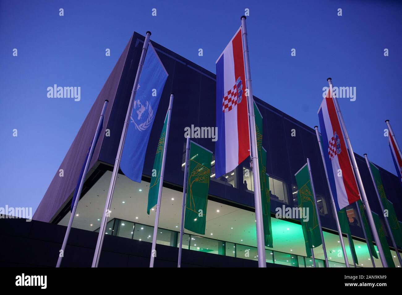 16 gennaio 2020, Berlin: Bandiere salire verso il crepuscolo blu cielo sopra il CityCube Berlino. Foto: Annette Riedl/dpa Foto Stock