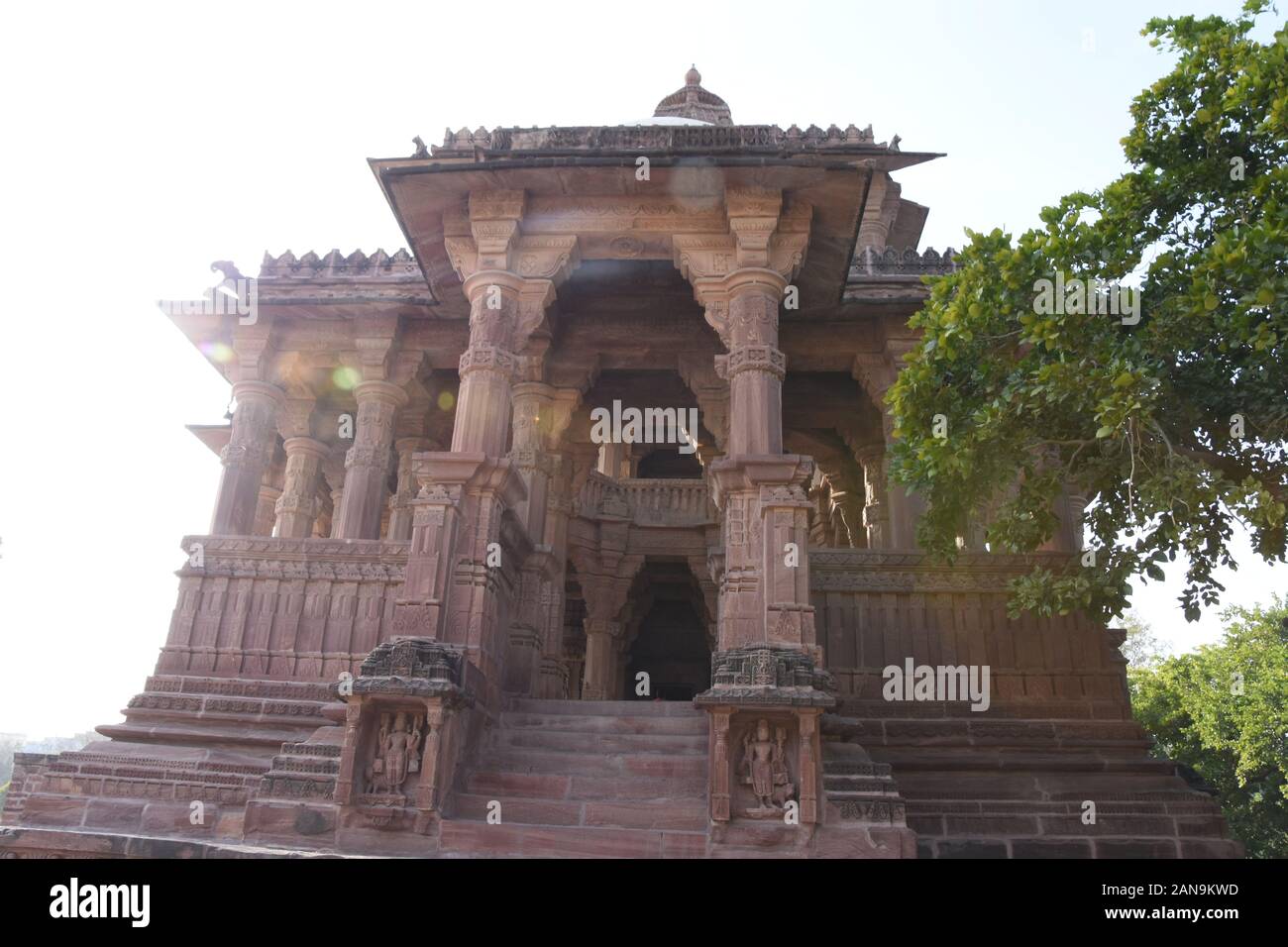 Chhatria e tempio di pietra tombale di Mandore Garden a Jodhpur, Rajasthan Foto Stock