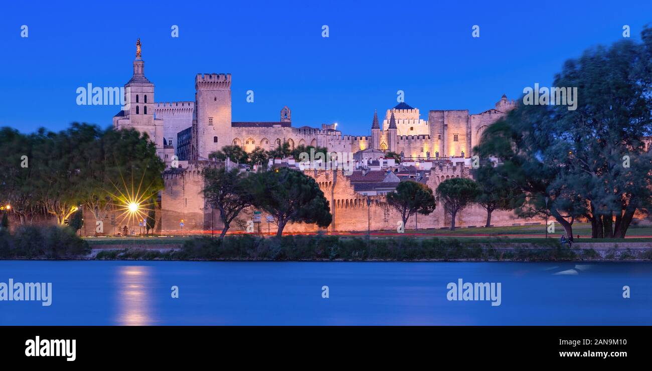 Vista panoramica del celebre Medieval Saint Benezet bridge e il Palazzo dei Papi durante la sera ore blu, Avignon, Francia meridionale Foto Stock