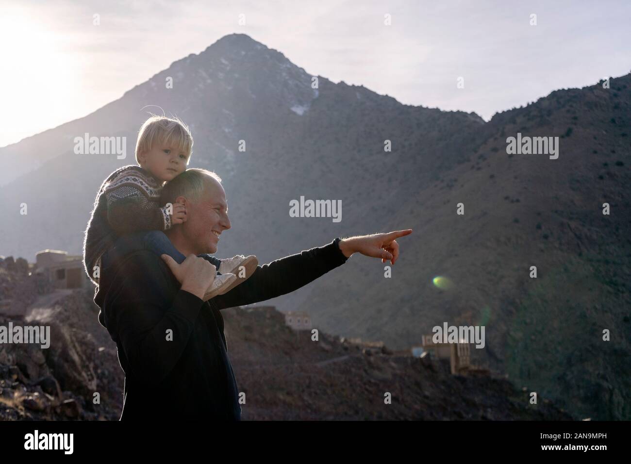 Padre che mostra la bellezza della natura per il suo piccolo ragazzo in montagne Atlas, Marocco Foto Stock