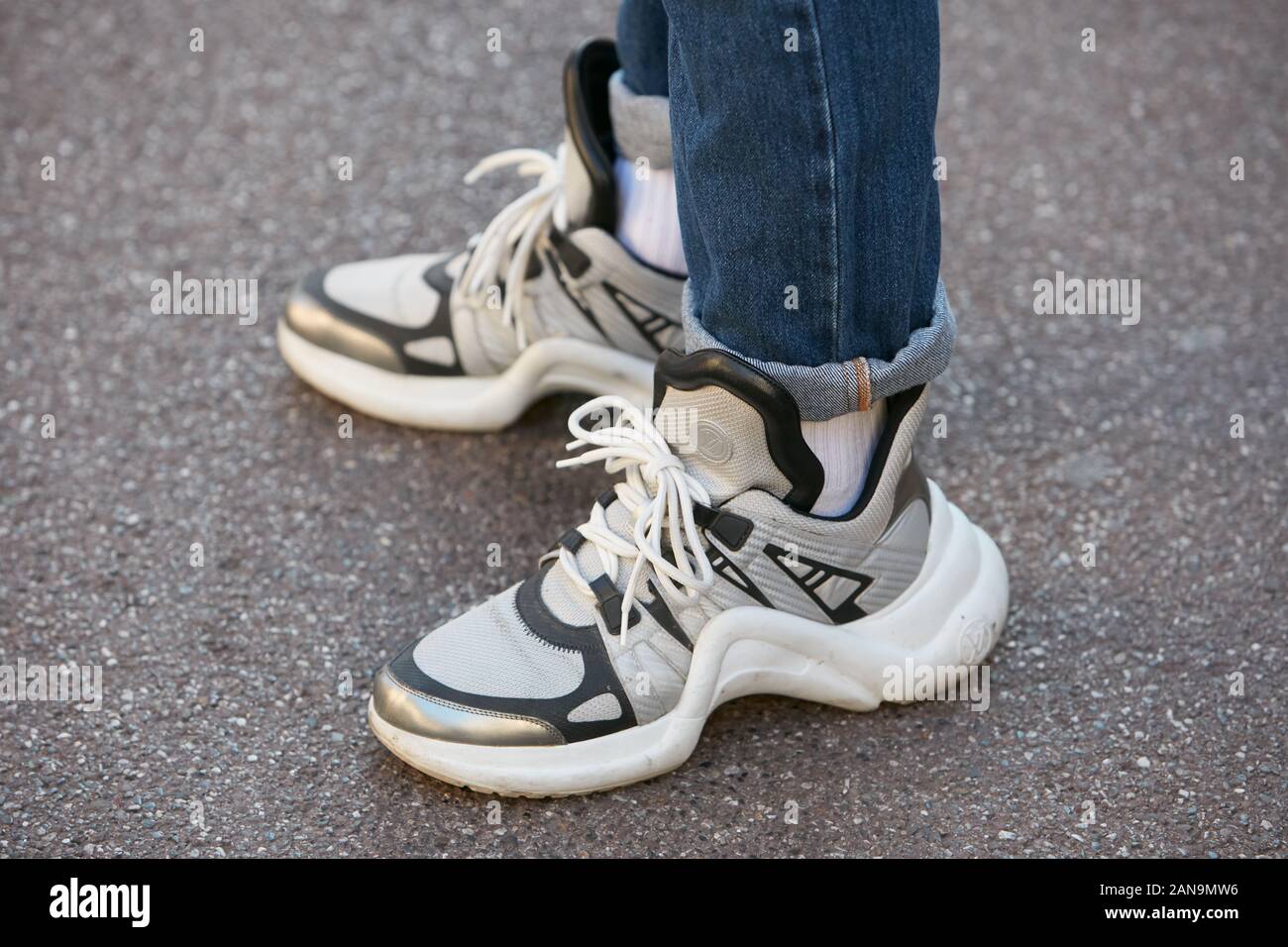 Milano, Italia - 12 gennaio 2019: Uomo con Louis Vuitton sneakers e blu denim pantaloni prima di Salvatore Ferragamo fashion show, la Settimana della Moda Milanese s Foto Stock