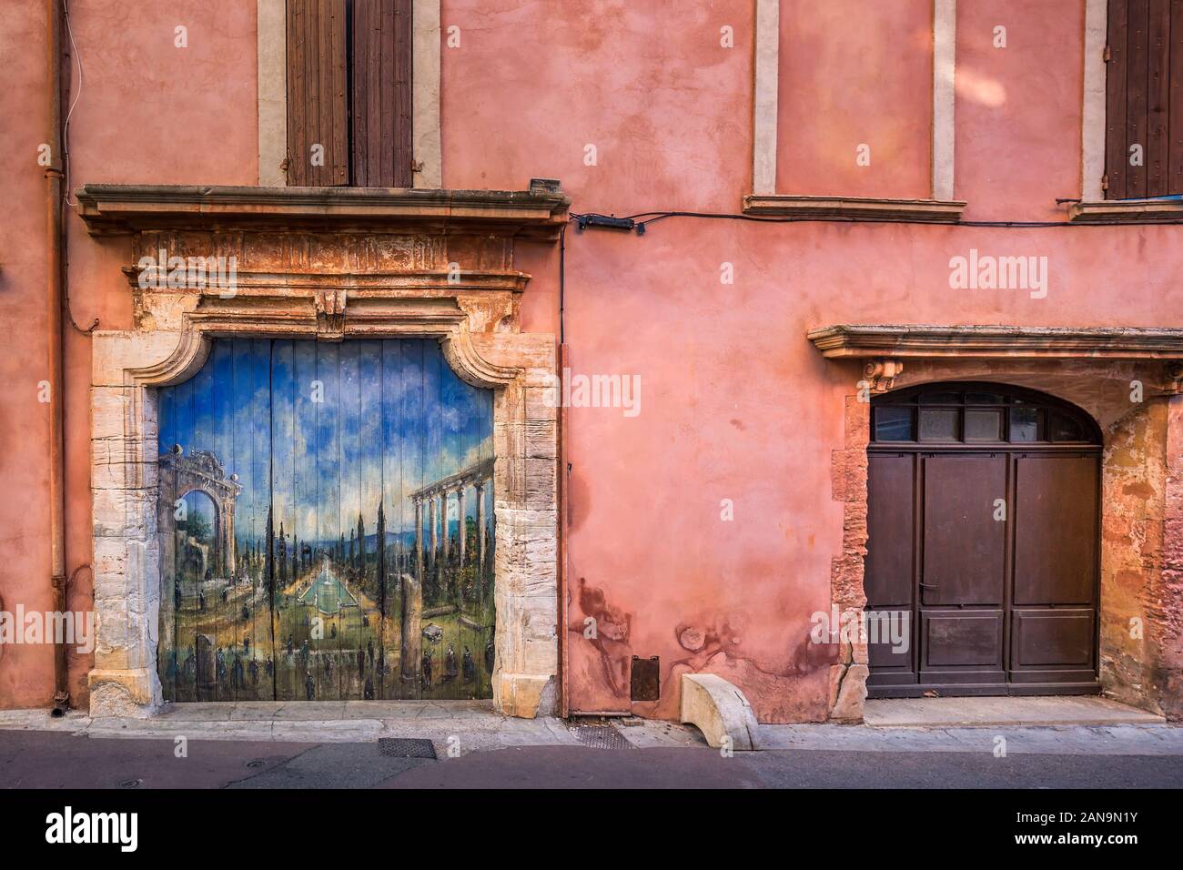 Colorfull finestre e porte di romantica estate a Provence, Francia. Foto Stock