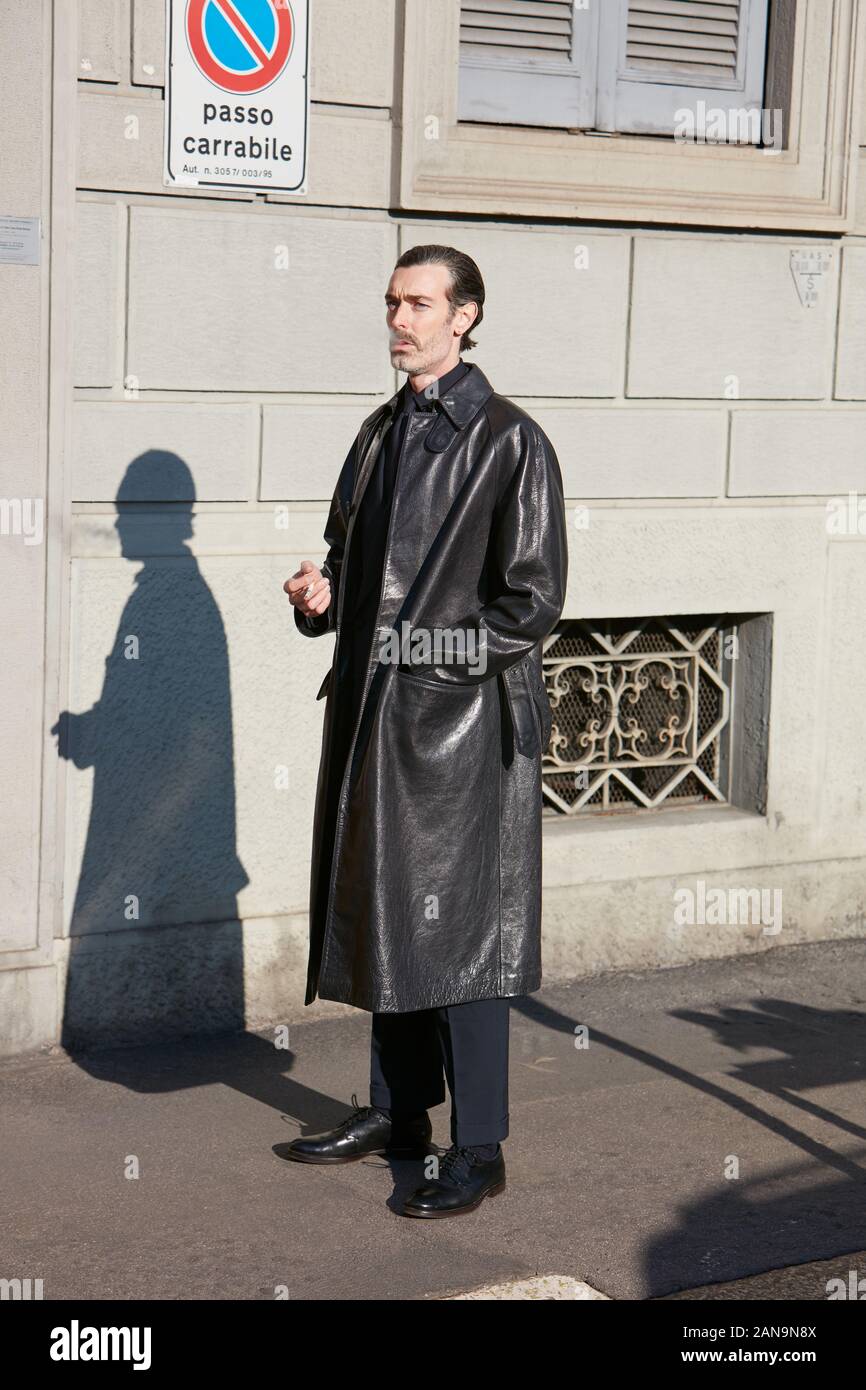 Milano, Italia - 12 gennaio 2019: l'uomo nero con rivestimento in pelle prima di Salvatore Ferragamo fashion show, la Settimana della Moda Milanese street style Foto Stock