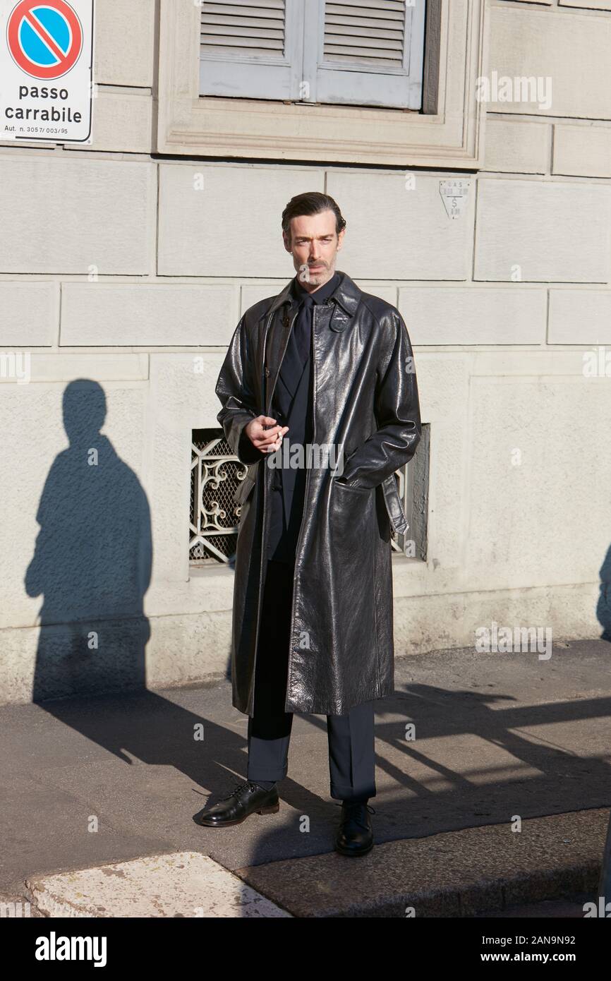 Milano, Italia - 12 gennaio 2019: l'uomo nero con rivestimento in pelle prima di Salvatore Ferragamo fashion show, la Settimana della Moda Milanese street style Foto Stock