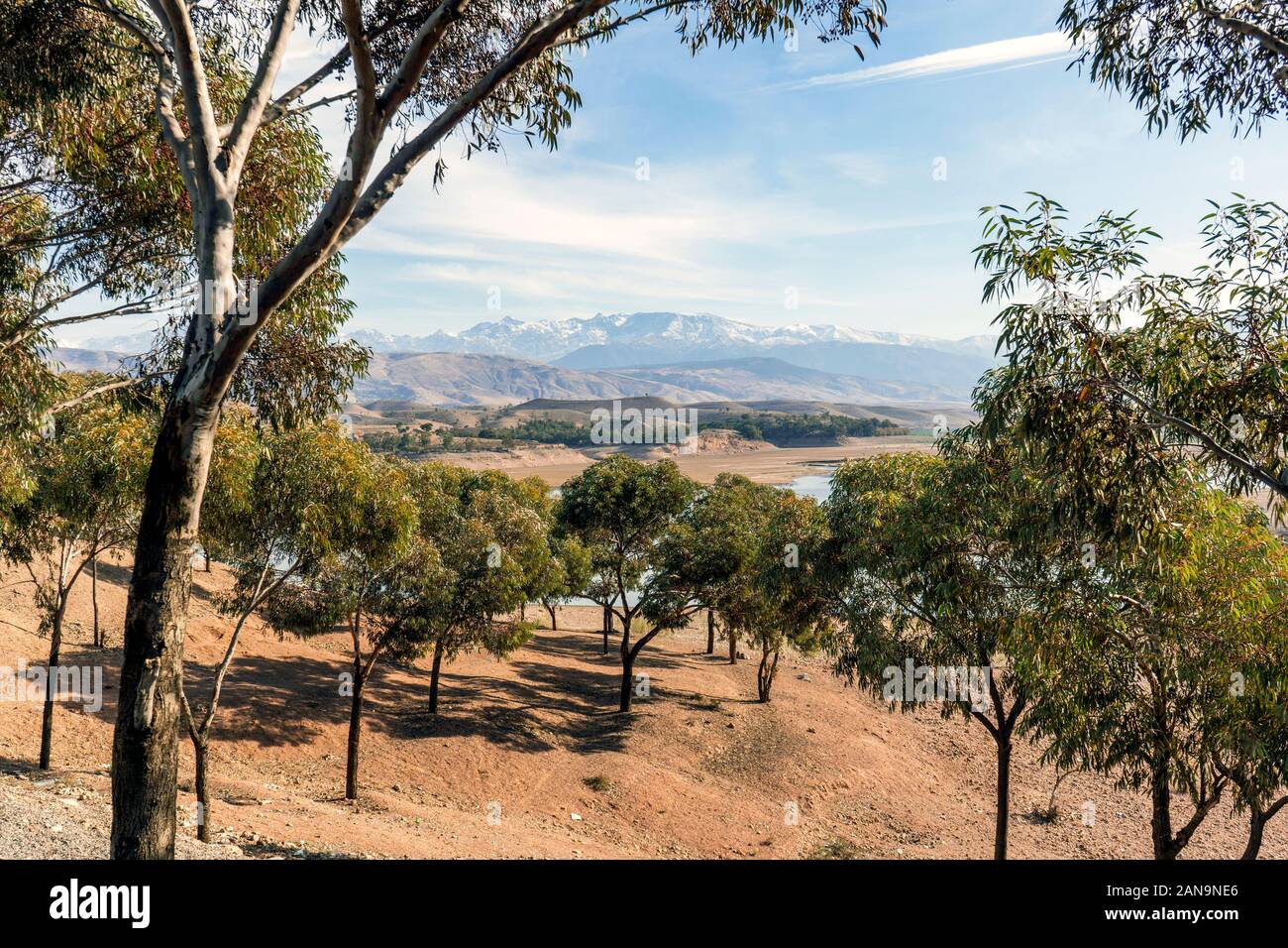Bellissimo lago Takerkoust e montagne a sud di Marrakech, Marocco Foto Stock