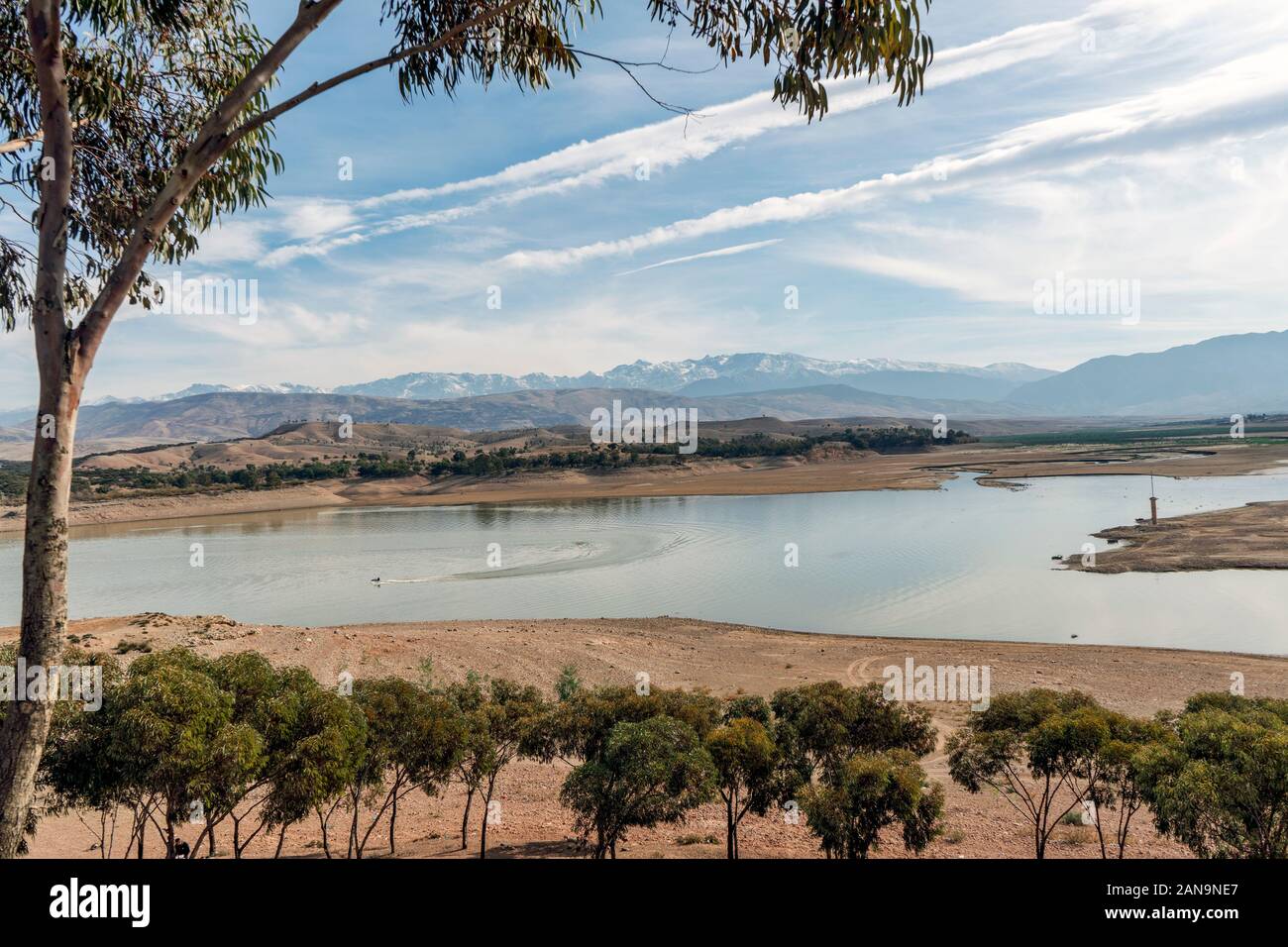 Bellissimo lago Takerkoust e montagne a sud di Marrakech, Marocco Foto Stock