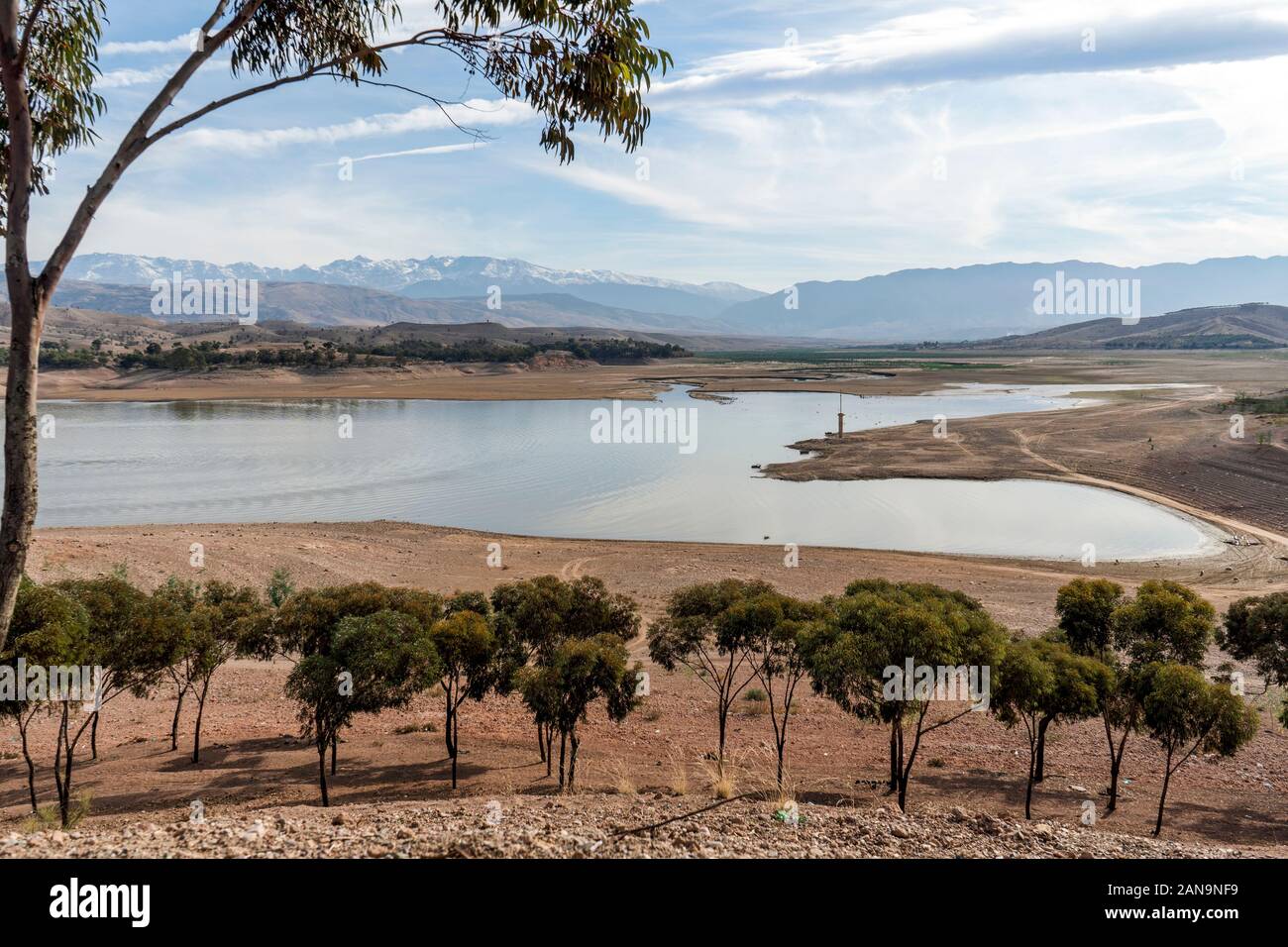 Bellissimo lago Takerkoust e montagne a sud di Marrakech, Marocco Foto Stock