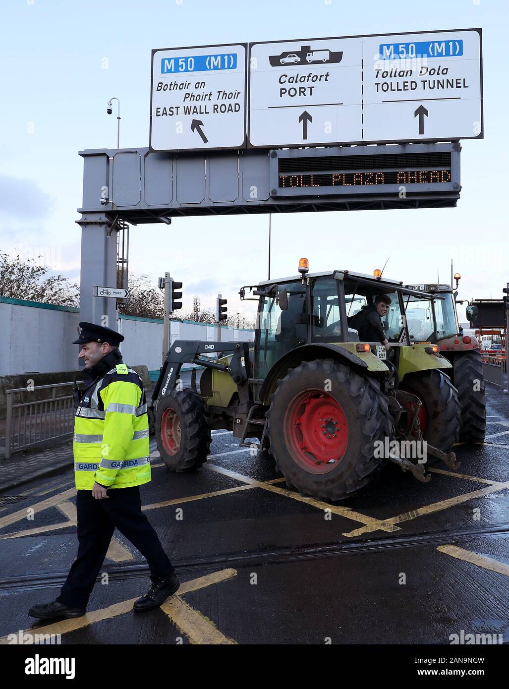 I trattori fanno il loro modo in passato Porto di Dublino verso il tunnel del porto come una manifestazione di protesta da parte degli agricoltori al di sopra dei prezzi da ottenere per i loro prodotti continua. Foto Stock