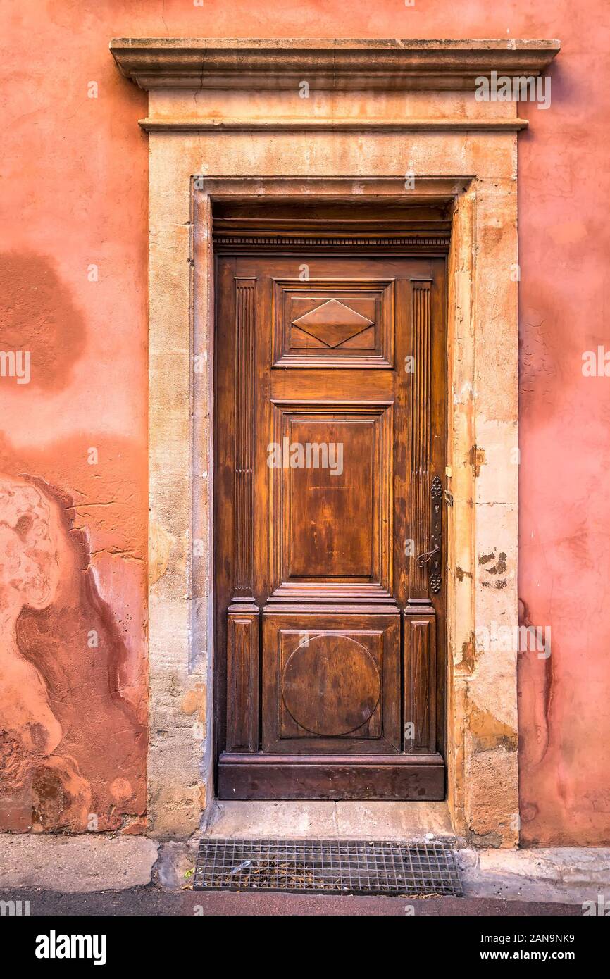 Colorfull finestre e porte di romantica estate a Provence, Francia. Foto Stock