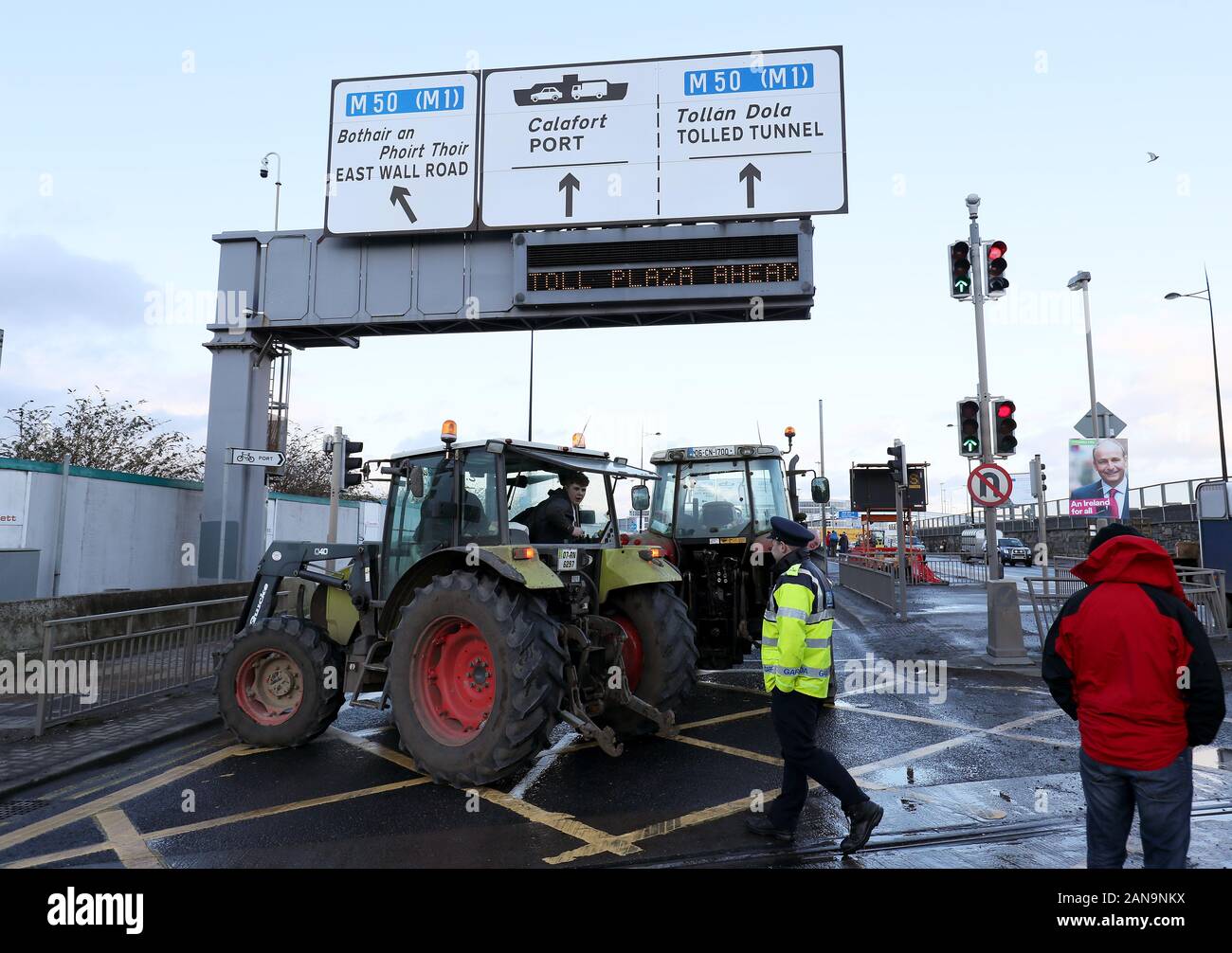 I trattori fanno il loro modo in passato Porto di Dublino verso il tunnel del porto come una manifestazione di protesta da parte degli agricoltori al di sopra dei prezzi da ottenere per i loro prodotti continua. Foto Stock