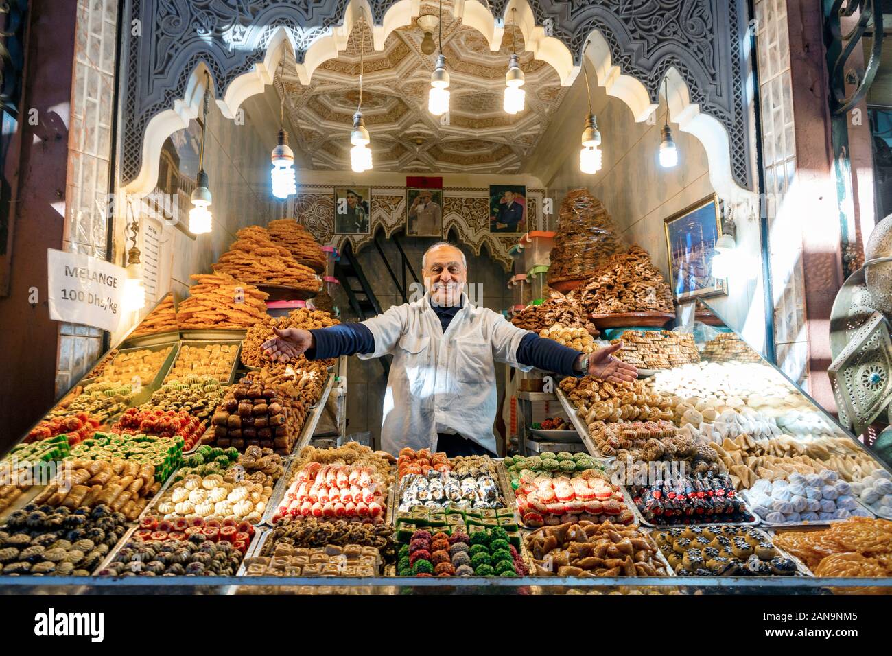 Marrakech, Marocco - Gennaio 7,2020: uomo presentando il suo negozio con deliziosi baklavas situato nella città vecchia di Marrakech Foto Stock