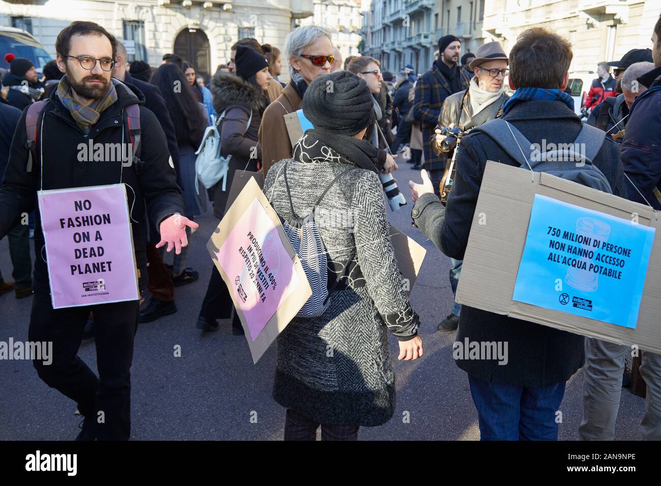 Milano, Italia - 12 gennaio 2019: Persone con colore rosa dimostrano le mani contro la moda e inquinamento prima di Salvatore Ferragamo fashion show, Mil Foto Stock