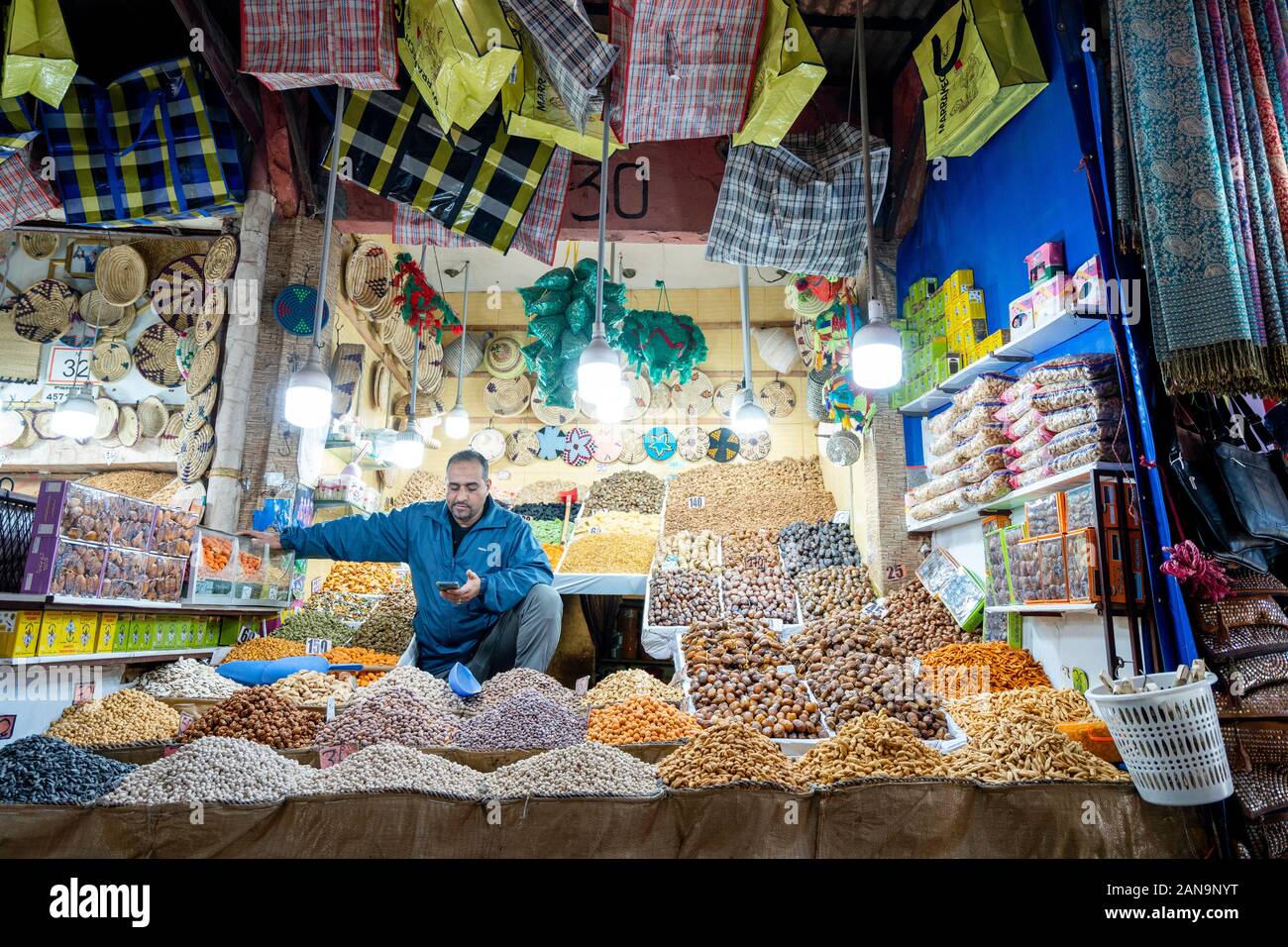 Marrakech, Marocco - Gennaio 7,2020: Arabo shop con cereali, frutta secca, noci e sacchi situato nella città vecchia di Marrakech Foto Stock