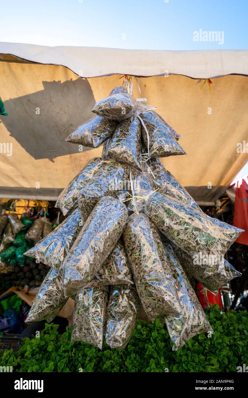 Asciugare le erbe sacchetti pronti per preparare il famoso tè alla menta venduti sul mercato in Marrakech, Marocco Foto Stock