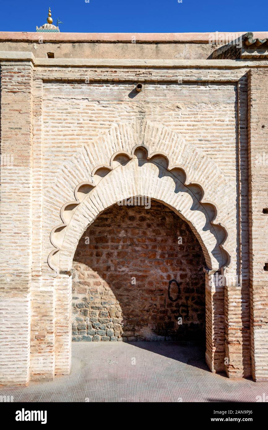 Dettagli architettonici della moschea, dal XII secolo nella città vecchia di Marrakech, Marocco Foto Stock