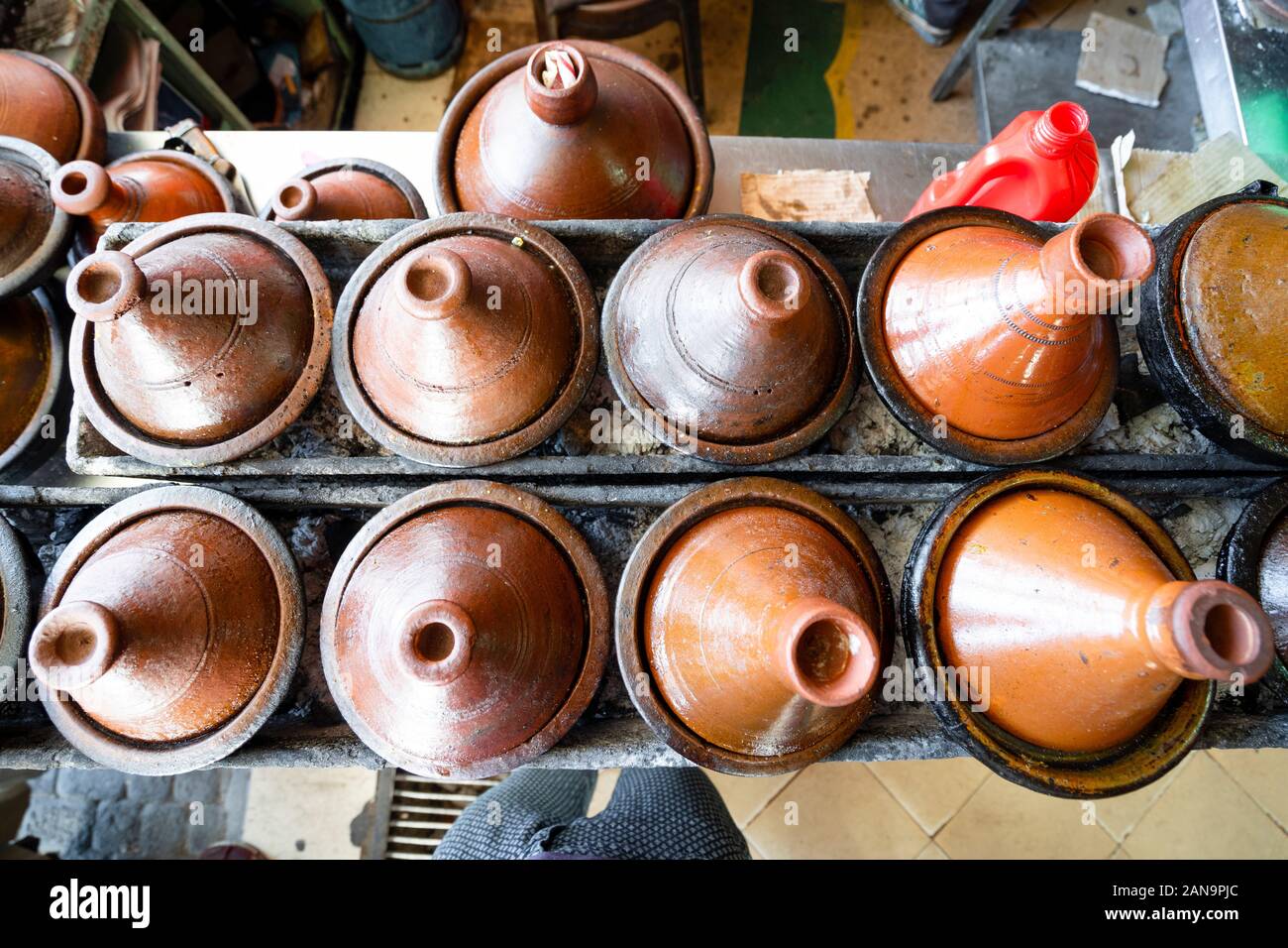 Deliziosi tajine marocchini preparati e serviti in pentole di creta, Marrakech Foto Stock