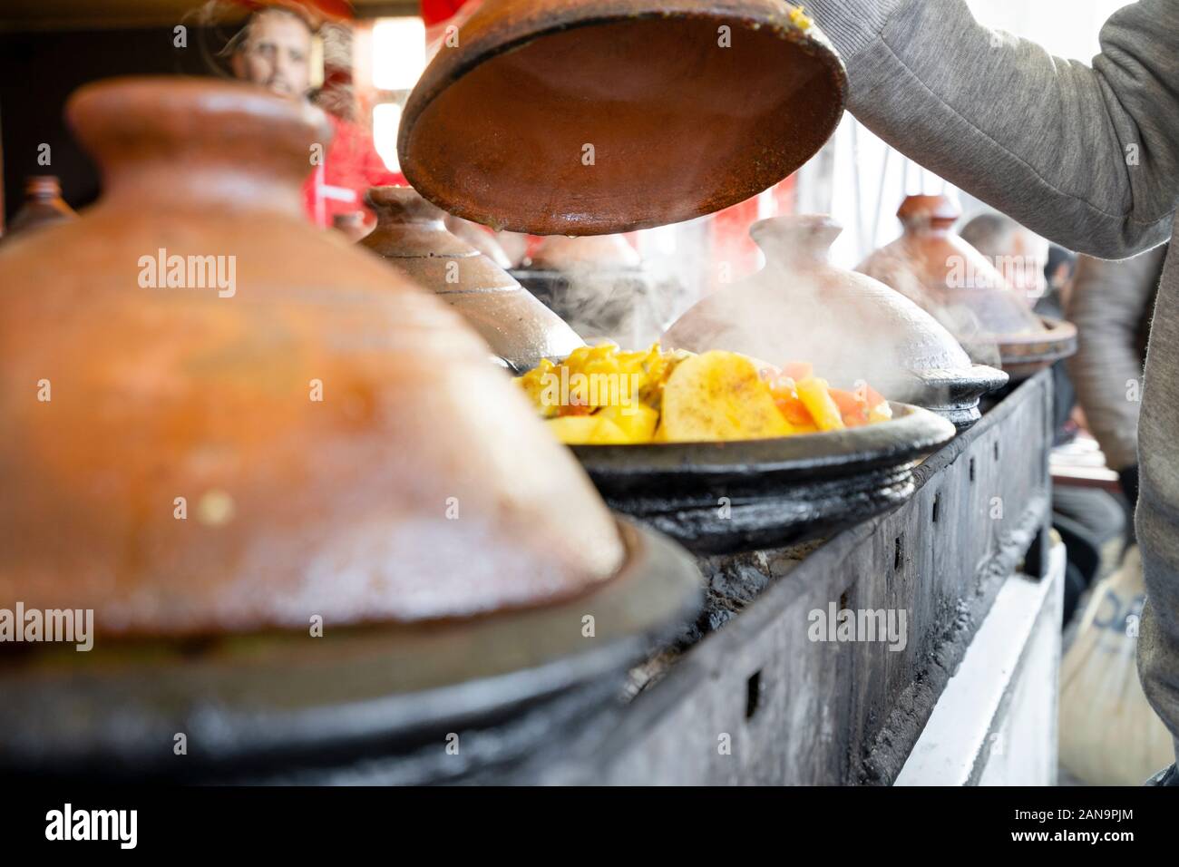 Deliziosi tajine marocchini preparati e serviti in pentole di creta, Marrakech Foto Stock