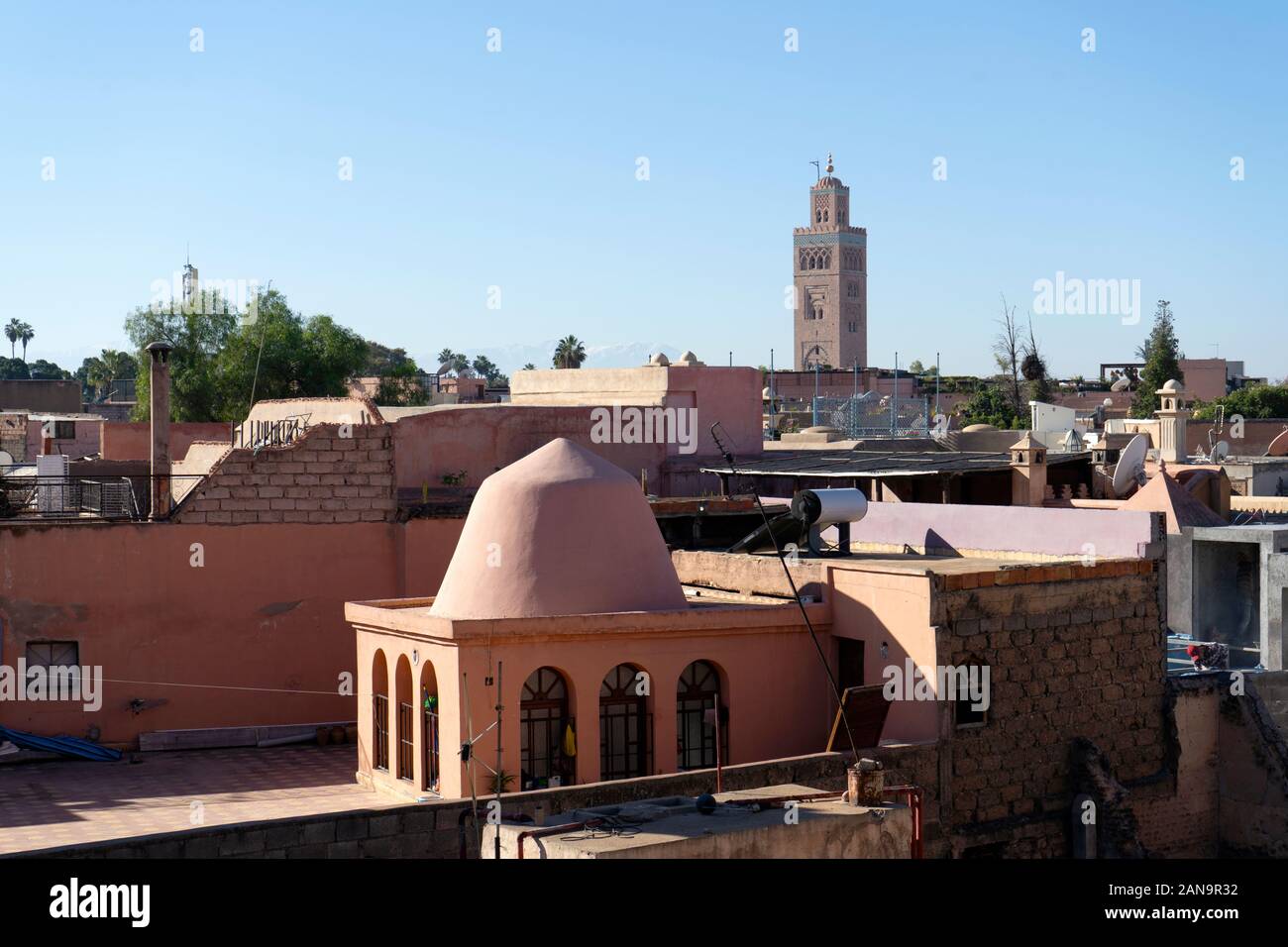 La città vecchia di Marrakech con la famosa moschea, Marocco Foto Stock