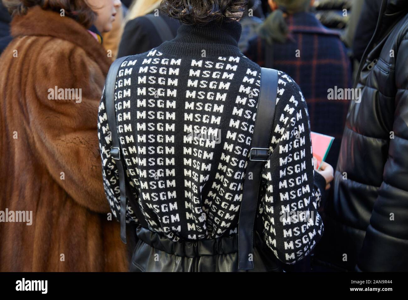 Milano, Italia - 12 gennaio 2019: l'uomo con il bianco e nero turtleneck maglione prima di Msgm fashion show, la Settimana della Moda Milanese street style Foto Stock