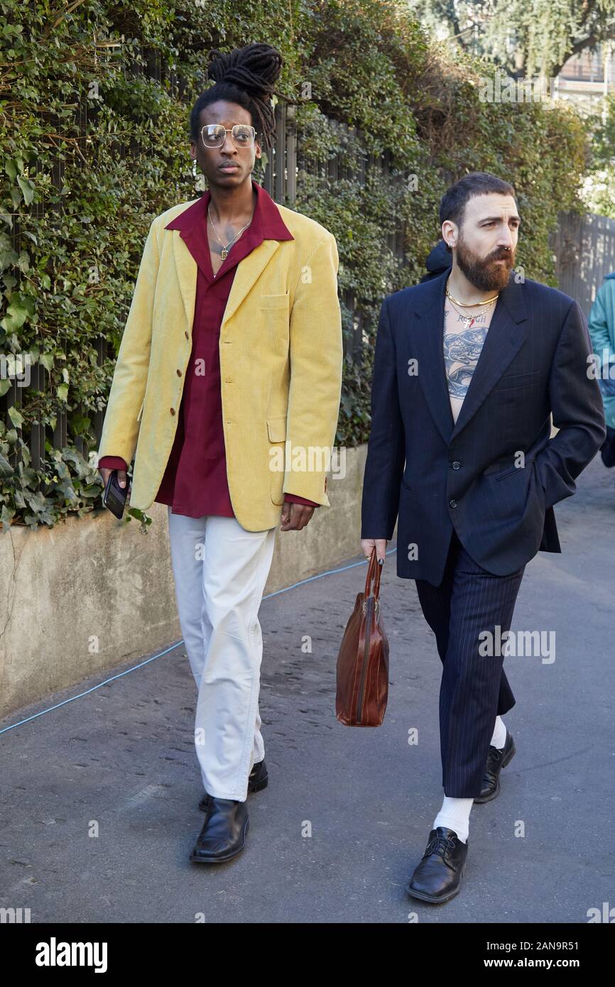 Milano, Italia - 12 gennaio 2019: Uomini con giallo Giacca in velluto nero  e abito gessato prima Msgm fashion show, la Settimana della Moda Milanese  street style Foto stock - Alamy