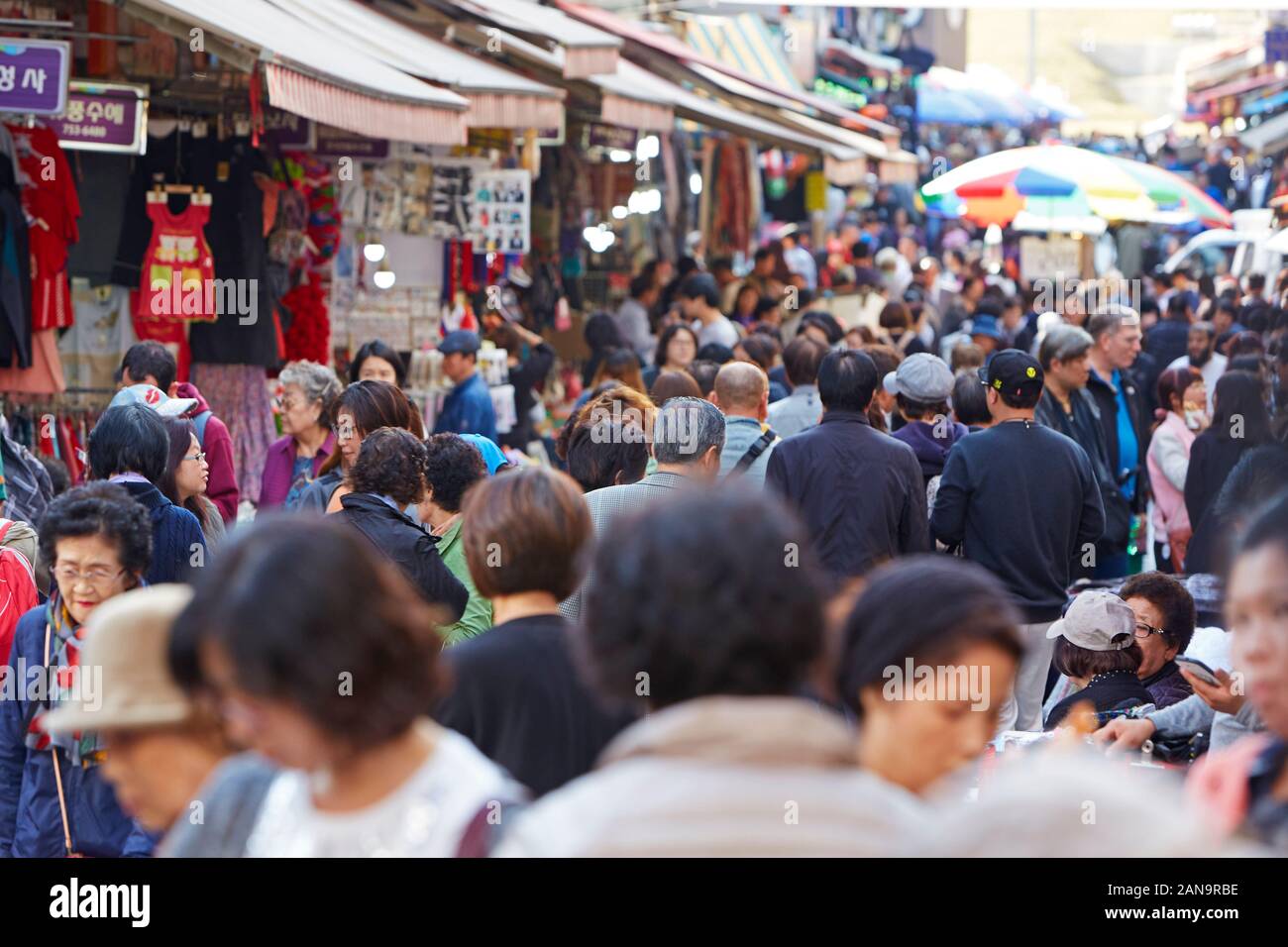 Una folla di acquirenti e turisti in al Mercato di Namdaemun in Corea del Sud Foto Stock