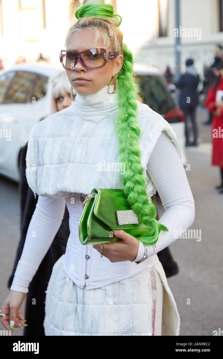 Milano, Italia - 12 gennaio 2019: Donna con treccia verde e abito bianco prima di Msgm fashion show, la Settimana della Moda Milanese street style Foto Stock