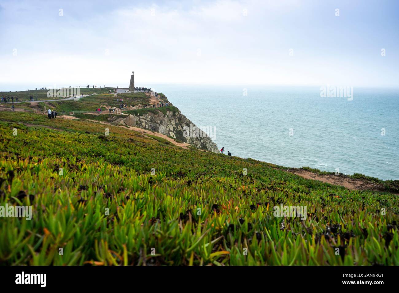 La parte più occidentale dell'Europa con il monumento a croce dall oceano Atlantico, Cabo da Roca, Portogallo Foto Stock