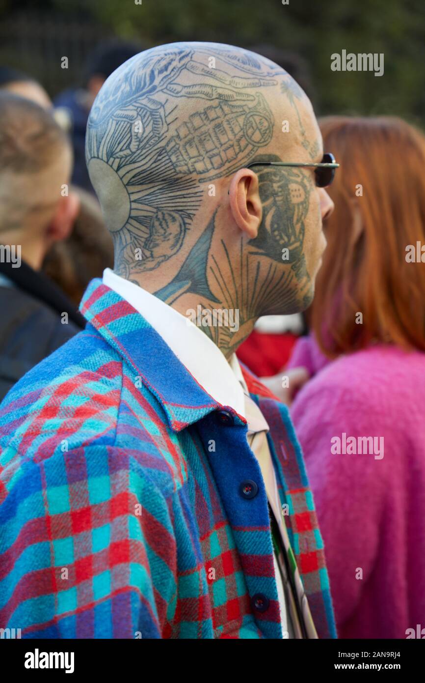 Milano, Italia - 12 gennaio 2019: l'uomo con i colori blu, rosso e verde camicia a scacchi e tatuaggi sulla testa prima di Msgm fashion show, la Settimana della Moda Milanese stree Foto Stock