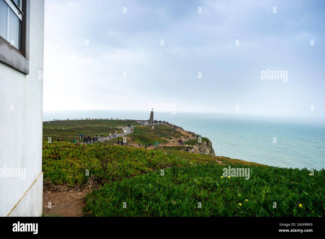 La parte più occidentale dell'Europa con il monumento a croce dall oceano Atlantico, Cabo da Roca, Portogallo Foto Stock