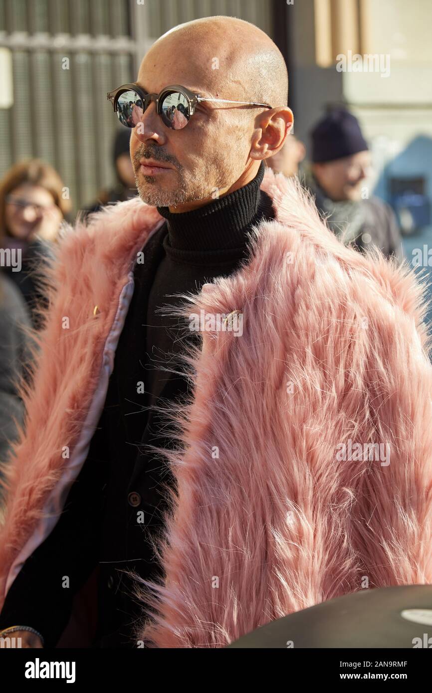 Milano, Italia - 12 gennaio 2019: Enzo R. Miccio con rosa pelliccia prima di Msgm fashion show, la Settimana della Moda Milanese street style Foto Stock