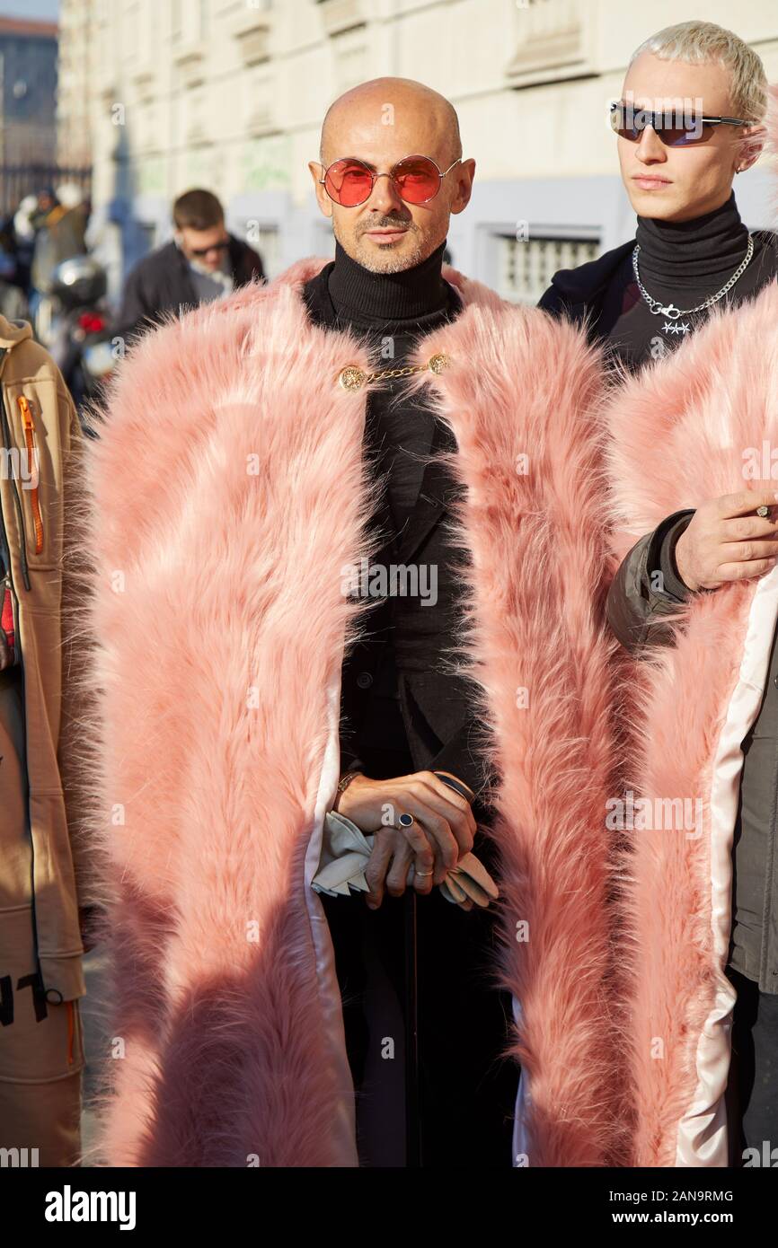 Milano, Italia - 12 gennaio 2019: Enzo R. Miccio con rosa pelliccia prima di Msgm fashion show, la Settimana della Moda Milanese street style Foto Stock