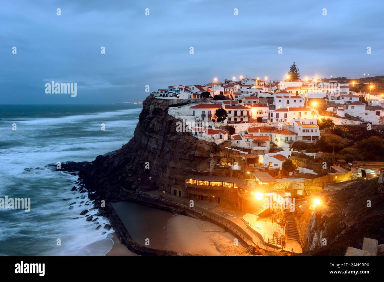 Bellissimo villaggio costiero con piscina sul mare durante la stagione fredda, Azenhas do Mar, Portogallo Foto Stock