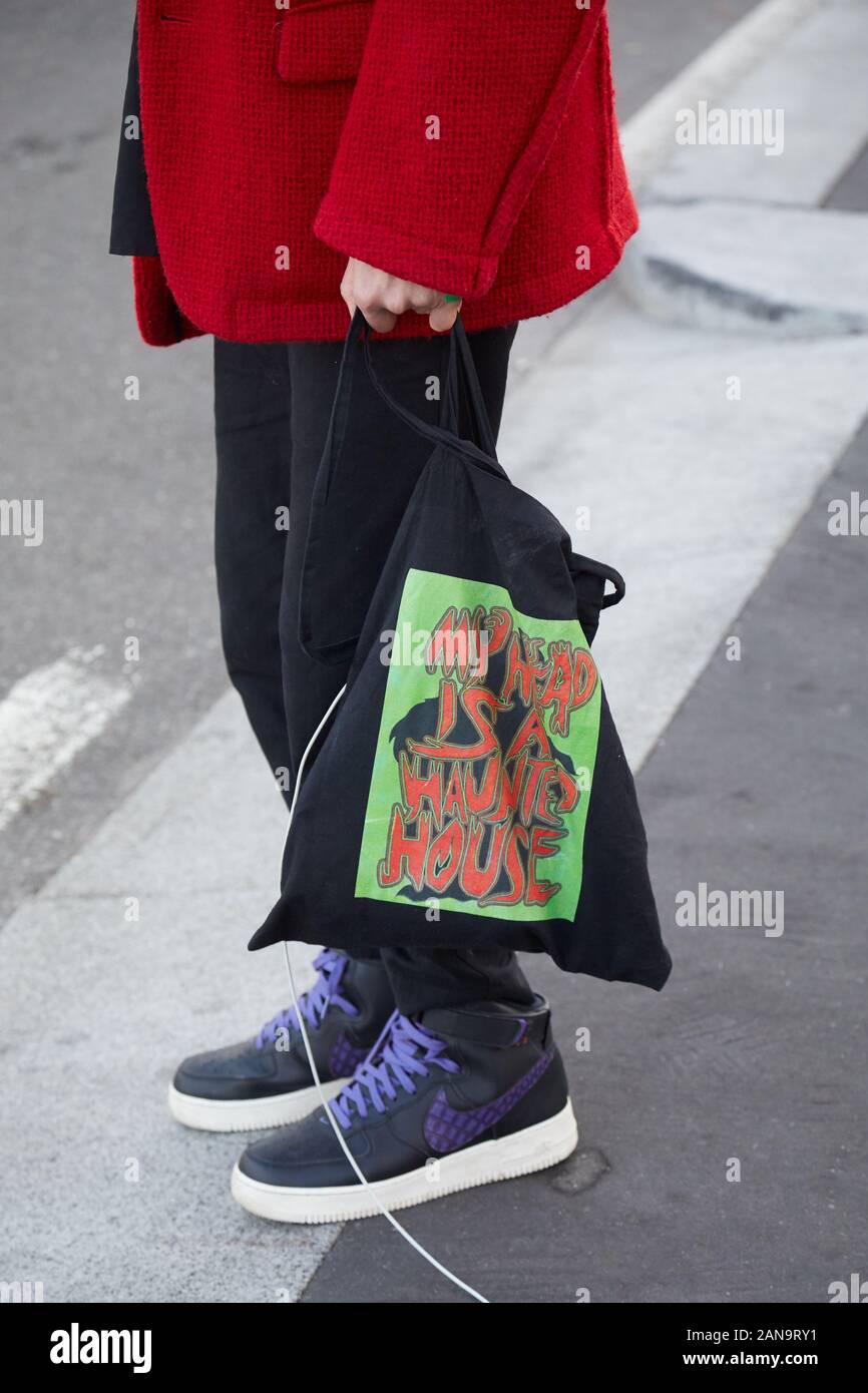Milano, Italia - 12 gennaio 2019: l'uomo con la giacca rossa e Nike sneakers prima di Prada fashion show, la Settimana della Moda Milanese street style Foto Stock
