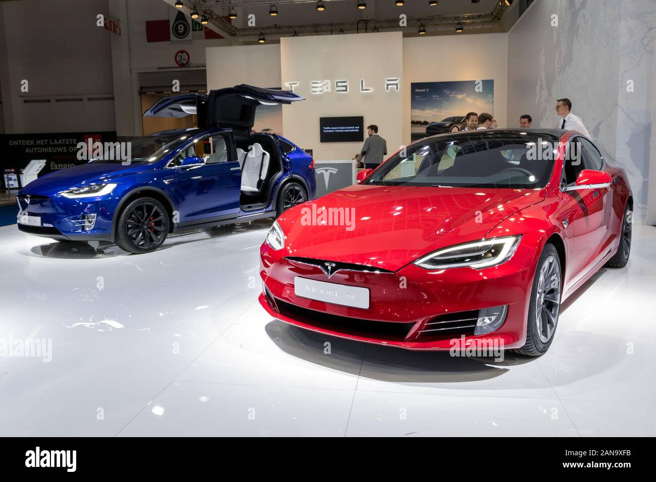 Bruxelles - Jan 9, 2020: Tesla Model S e il modello X auto elettrica presentata a Bruxelles Autosalon 2020 Motor Show. Foto Stock