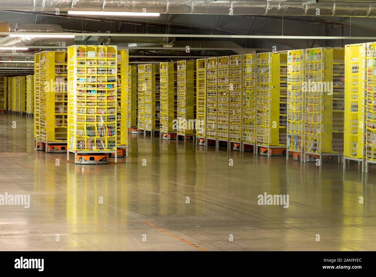 Robot AmazonRobotics al Amazon Distribution Center LCY2 di Tilbury, Essex, Regno Unito - 16 Gennaio 2020 Foto Stock