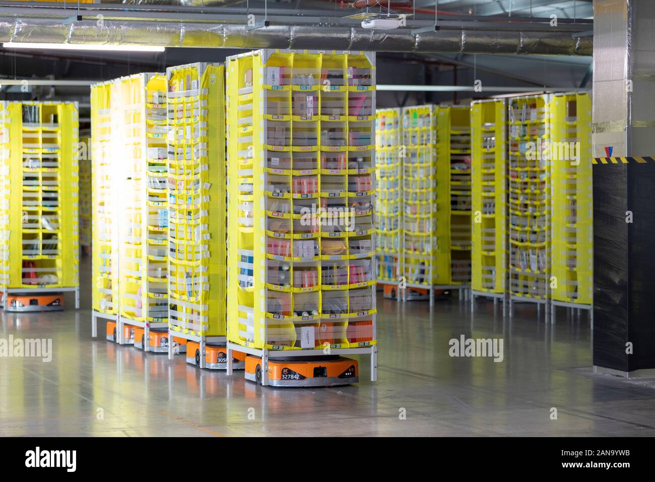 Robot AmazonRobotics al Amazon Distribution Center LCY2 di Tilbury, Essex, Regno Unito - 16 Gennaio 2020 Foto Stock
