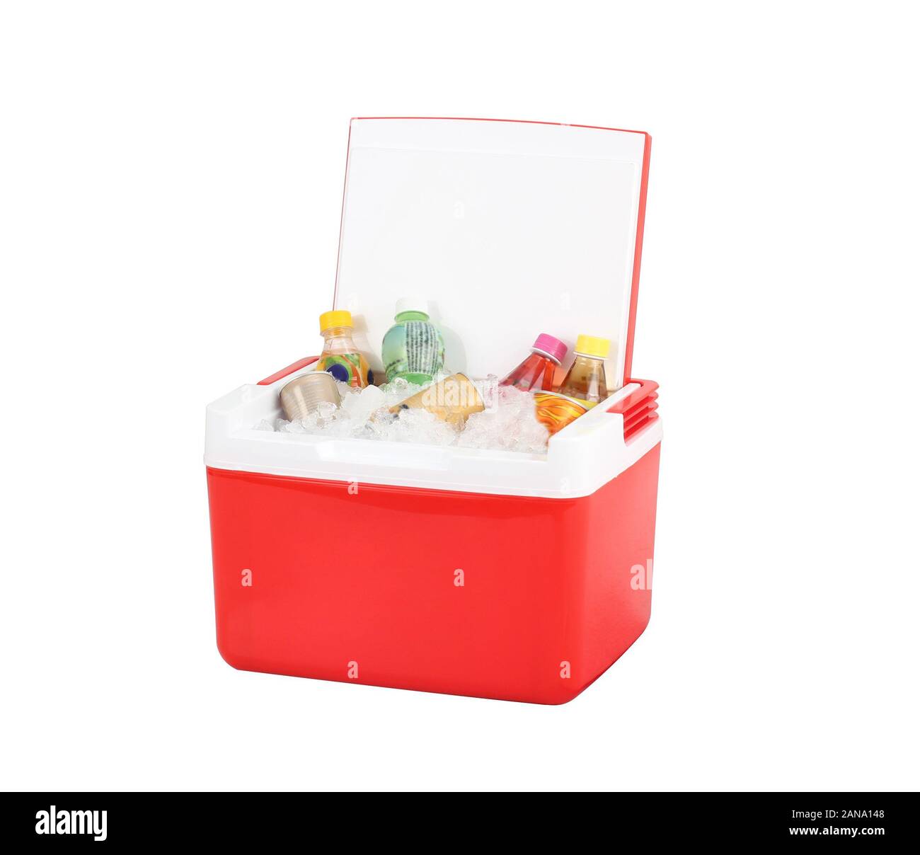Aperto rosso scatola di raffreddamento con bottiglie di bevande e ghiaccio isolato su sfondo bianco Foto Stock