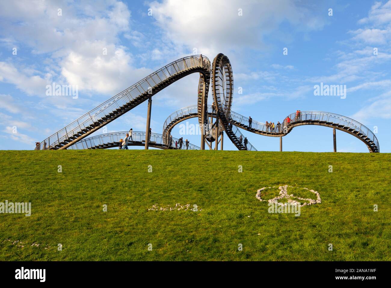 Tiger e la Tartaruga - Magic Mountain, un arte di installazione e punto di riferimento nel Angerpark, Duisburg, Germania Foto Stock