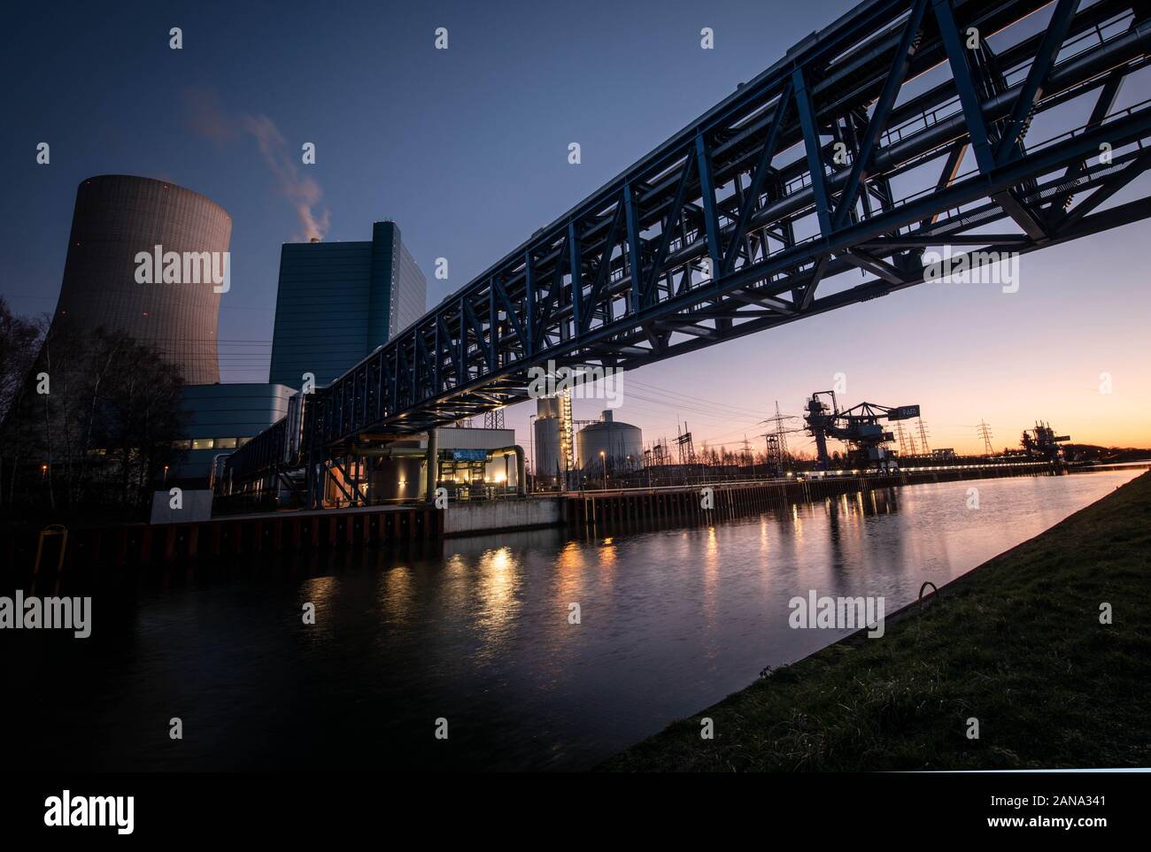 Dattel, Germania. 16 gennaio, 2020. Il Uniper impianto alimentato a carbone Datten 4 con il canale Dortmund-Ems. Nella notte del 16 gennaio 2020, il governo federale, i produttori di carbone membri e operatori di impianti ha raggiunto un accordo nel corso dei loro negoziati sul calendario per il phase-out di carbone in Germania. È stato deciso che la società energetica Uniper sarebbe consentito alla Commissione il controverso disco impianto alimentato a carbone Datteln 4. Credito: Bernd Thissen/dpa/Alamy Live News Foto Stock