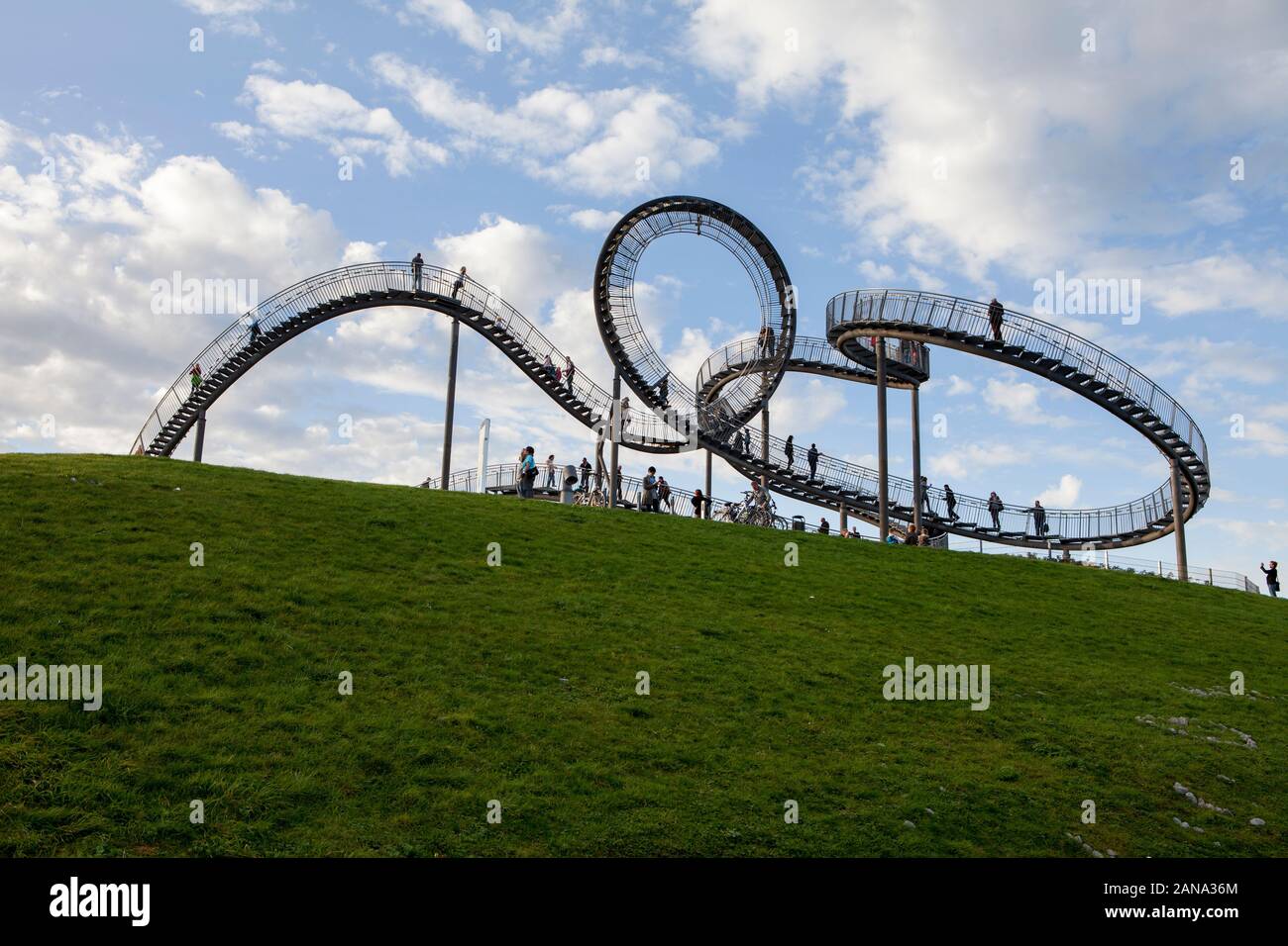 Tiger e la Tartaruga - Magic Mountain, un arte di installazione e punto di riferimento nel Angerpark, Duisburg, Germania Foto Stock
