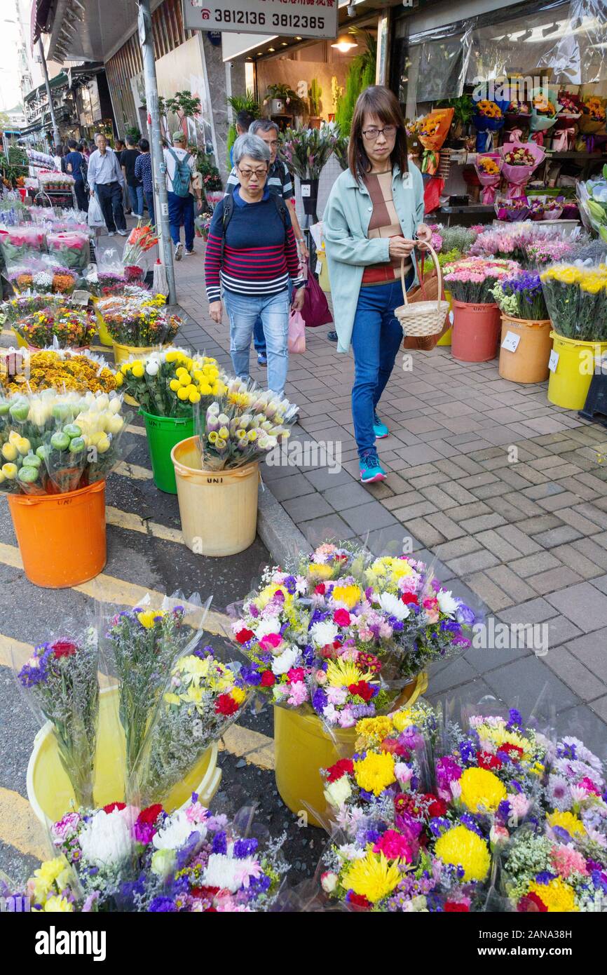Hong Kong Street - persone che camminano attraverso il mercato dei fiori di Hong Kong, Kowloon, Hong Kong Asia Foto Stock
