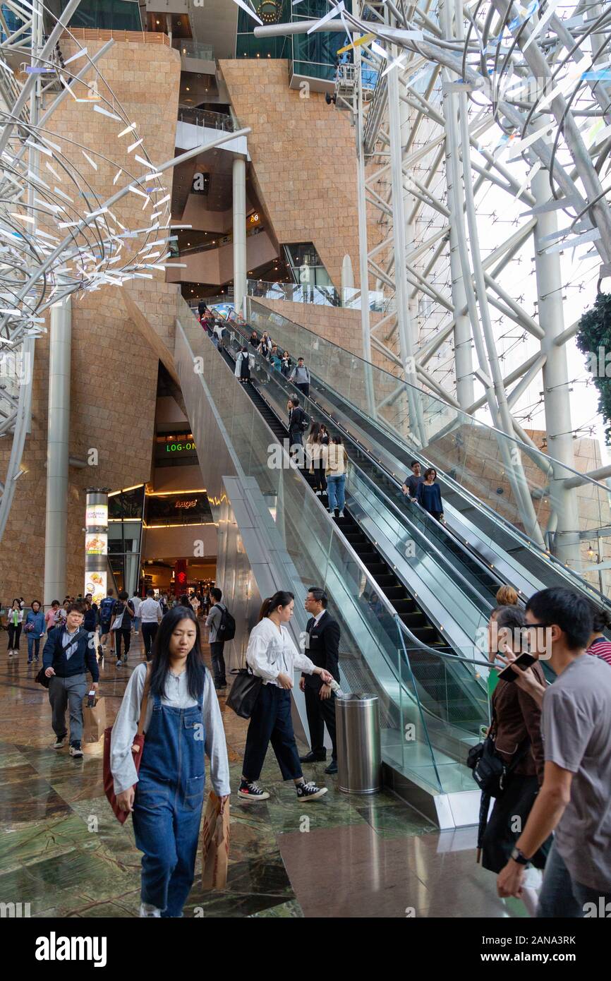 Le lunghe scale mobili in Langham Place, un moderno complesso commerciale a Kowloon, Hong Kong Asia Foto Stock