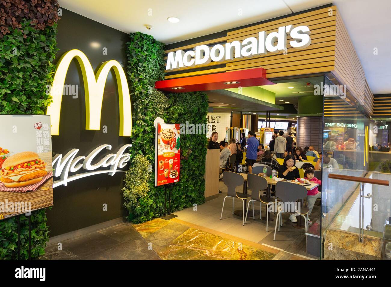 Hong Kong ristorante McDonalds, persone mangiare al McDonalds; Langham Place, Kowloon Hong Kong Asia Foto Stock