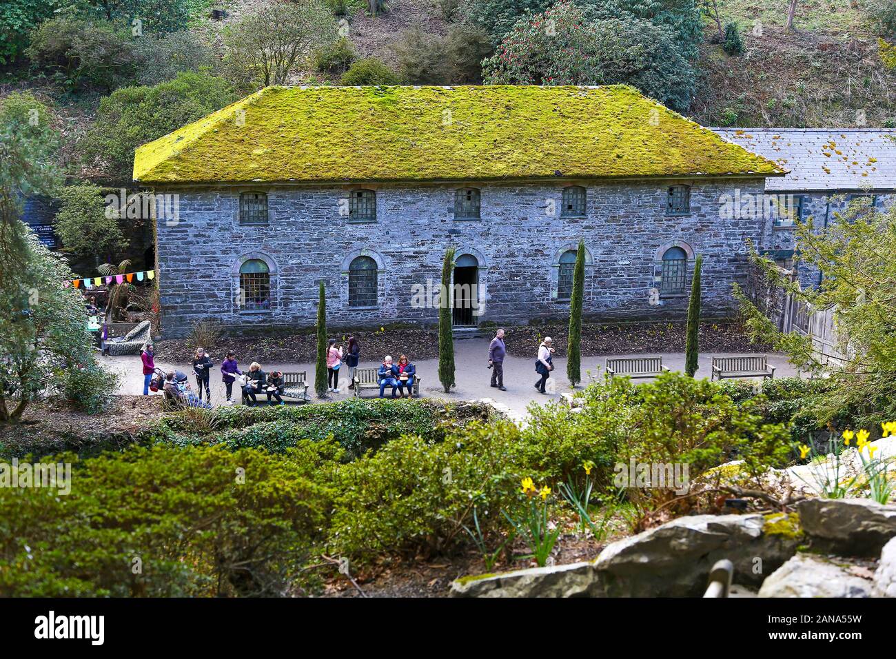 Il Vecchio Mulino in Dell a Bodnant Gardens, Tal-y-Cafn, Conwy, Wales, Regno Unito Foto Stock